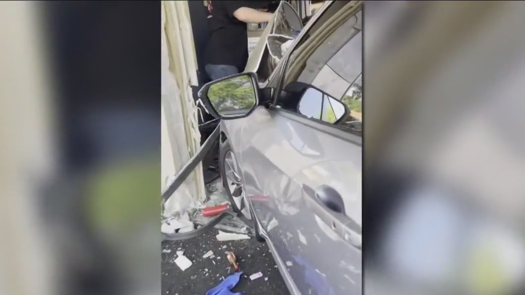 2 diners hurt after teen crashes car into restaurant
